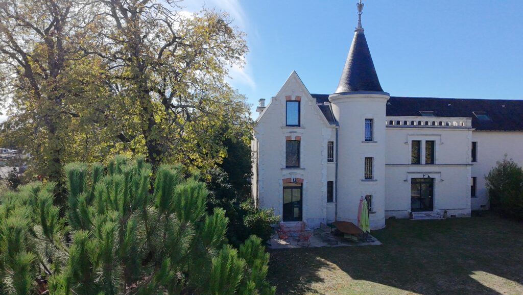 Maison 11 pièces 464 m² · à Châteaubernard · 463,6 m² · 793 000 €